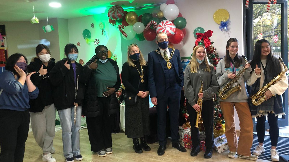 RMHCUK's tweet photo. #LordMayorofOxford visited our Oxford House yesterday to launch the Festive celebrations, and pupils from #HeadingtonSchool performed beautiful renditions of Christmas favourites... π πΌ https://t.co/VOgGUekVuM