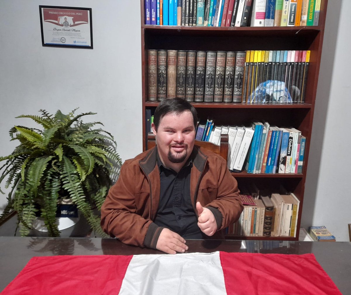 Bryan Russell con una Bandera de Perú