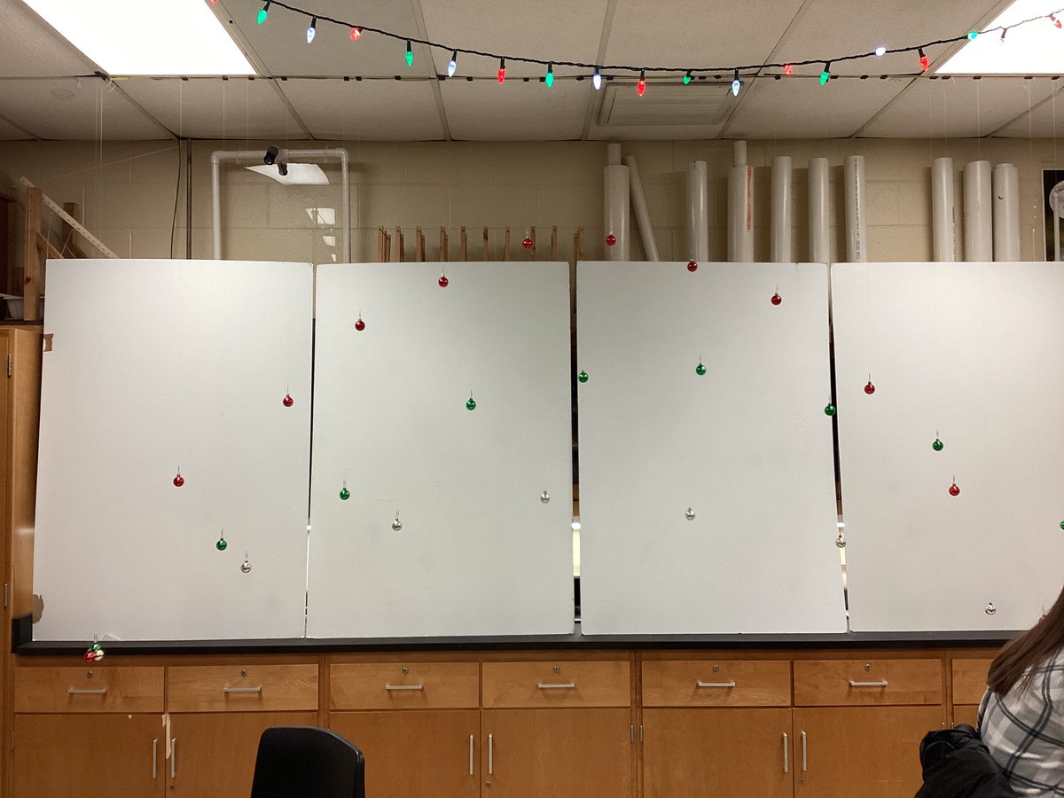 NeenahHSScience's tweet photo. A holiday based model for 3 projectiles launched w/ the same velocity but 3 different angles (30,45,60); same delta t. https://t.co/tSIyJy9n9l