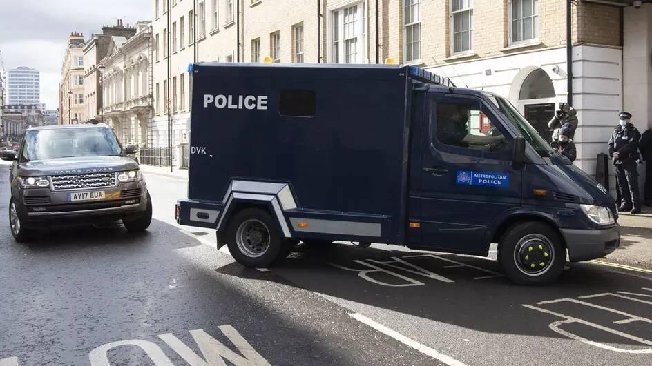 Nice_Matin's tweet photo. Branle-bas de combat dans un hôpital britannique : un patient s'est présenté avec un obus de la Deuxième Guerre mondiale dans le rectum https://t.co/k8EurzDiRx https://t.co/CJfnoOWahM