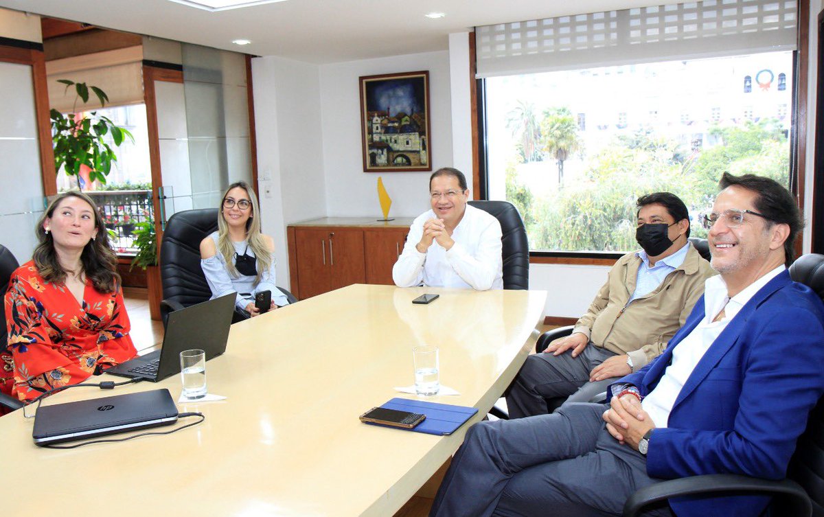 ecudeb's tweet photo. Gracias @CocaColaEC por una reunión tan amena, tan sincera, tan productiva ! Claro ejemplo de cómo sector público y privado pueden trabajar de la mano! 🚀 https://t.co/7rxBhnWHhT
