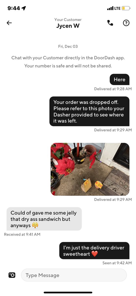 gracelizabth's tweet photo. $2.75 Delivery with NO tip. Did it because I was right next to restaurant and wanted to get my acceptance rate up. This what I get for delivering your food for charity. I hate y’all. https://t.co/JQNCieP1tG