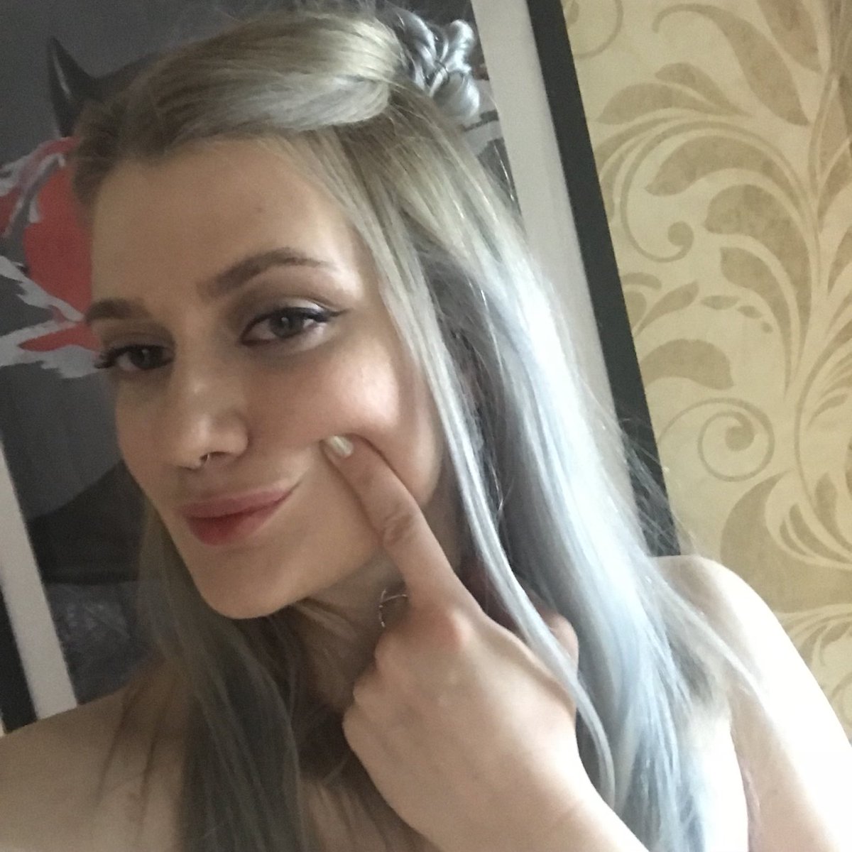 jul_rulz's tweet photo. Здесь печальная и сумасшедшая, но живая и красивая https://t.co/QeDaXqXe0W