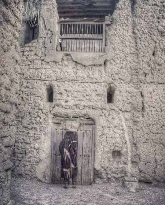 Qween_of_myself's tweet photo. لا تحكموا ع البيوت القديمة من أبوابها
 فخلف الأبواب القديمة أرواح من ذهب♥️.. https://t.co/UXwvLErVdI