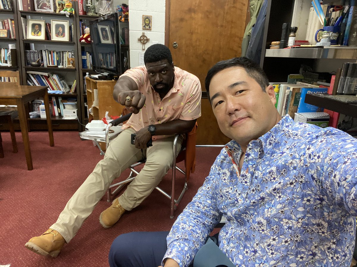Tim__Kang's tweet photo. Happy @MagnumPICBS Friday!
On set with @StephenHillActs today!! 🤙🏼 https://t.co/IqS62VBRhS