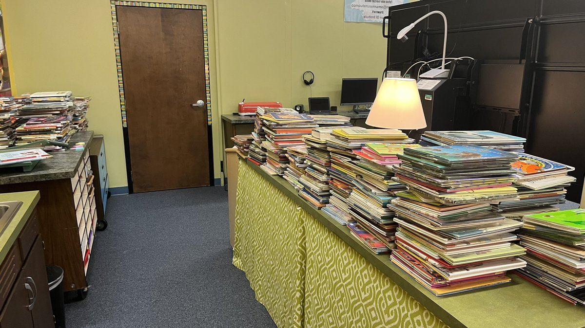 Making books more “discoverable”, Everybody books at the <a href="/MESKnights/">FCPSMiddletownES</a> are being sorted into themes. Students will browse books where there’s interest. @fcpsmedia