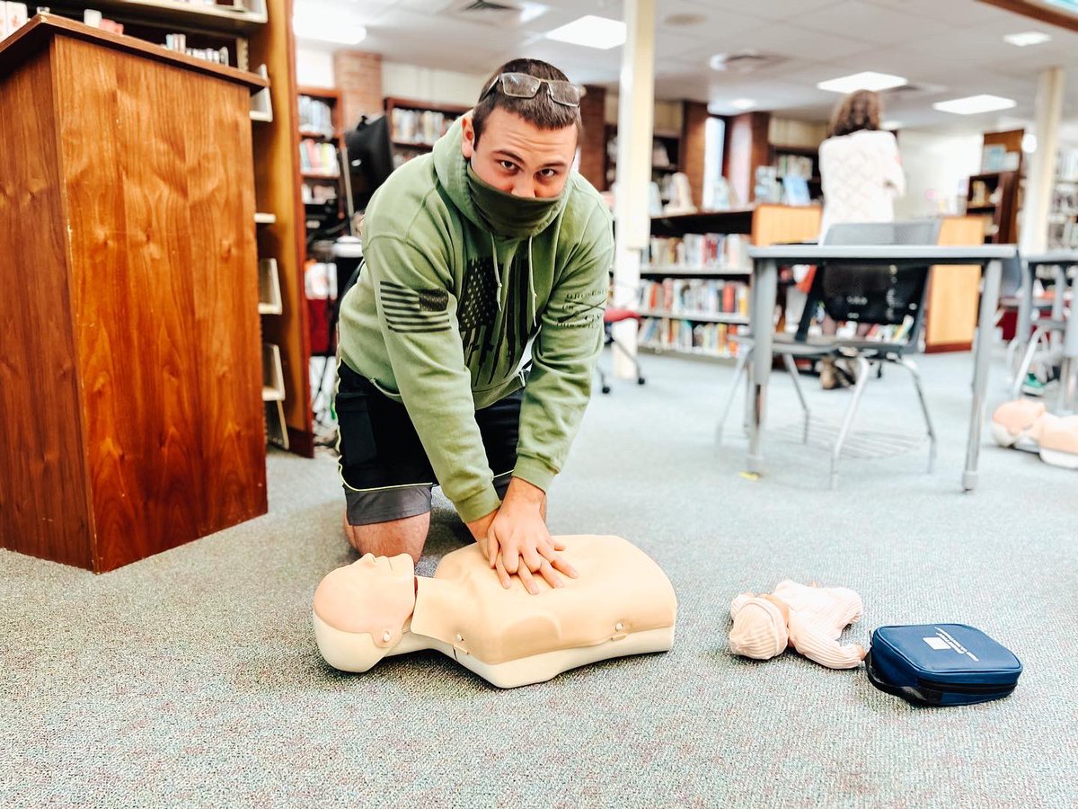 fhsvoice's tweet photo. Mrs. Stokoe certifies students in CPR from the Art of Coaching Aspire. @kelly_stokoefhs @Farmington_FB https://t.co/hKsgz9Ob6K