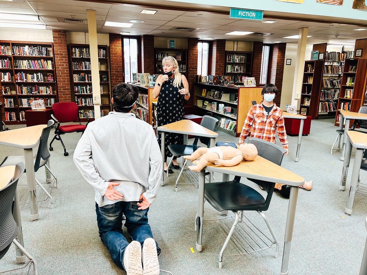 fhsvoice's tweet photo. Mrs. Stokoe certifies students in CPR from the Art of Coaching Aspire. @kelly_stokoefhs @Farmington_FB https://t.co/hKsgz9Ob6K