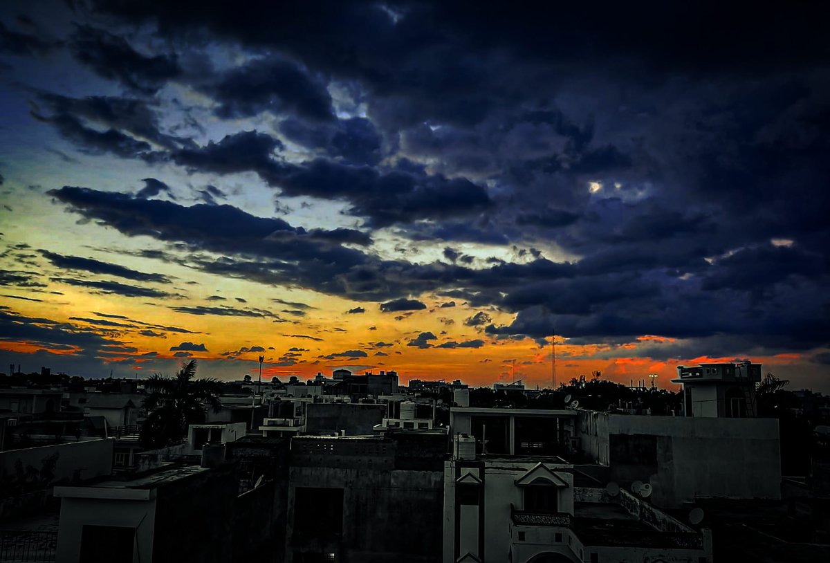Shivamraj7521's tweet photo. Life lesson :-
1. Choose sky which is represent happiness.
2. Choose house which is represent problem.

@kunalmalhotra26 #youeditmyphoto2021 #tpbchallenge #NetGeoYourLens #picture #photo #photography #indianphotographyhub #indiaclicks #yesindia #worldphotographyhub #indiapictures https://t.co/Z6NMfZ8FT6