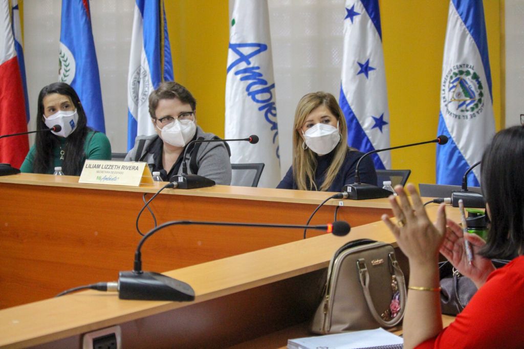 sernaHN's tweet photo. En Junta de Proyecto de #Conecta+, la ministra de #MiAmbiente+, @LiliamRiverahn, junto a autoridades de @PNUDHonduras y líderes de los #PIAH conversan sobre los resultados de proyecto 2021 y presentan planes de trabajo para el 2022.
#MiAmbienteDondeTodosSomosParte🤝🇭🇳 https://t.co/B9gl8r6Cgm