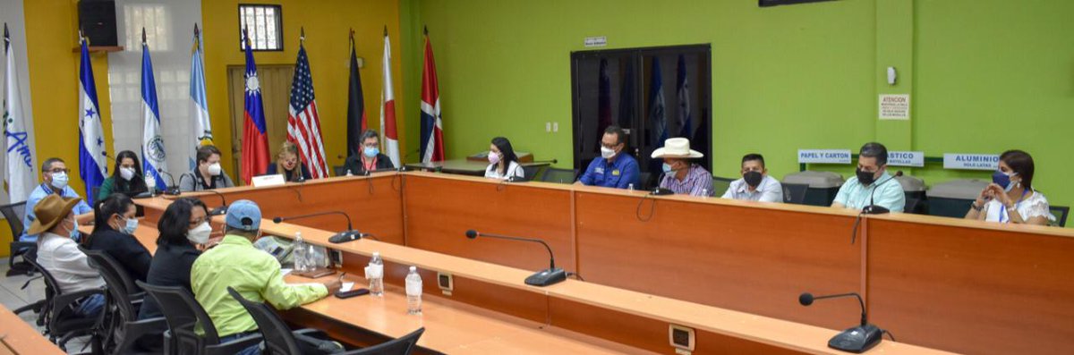 sernaHN's tweet photo. En Junta de Proyecto de #Conecta+, la ministra de #MiAmbiente+, @LiliamRiverahn, junto a autoridades de @PNUDHonduras y líderes de los #PIAH conversan sobre los resultados de proyecto 2021 y presentan planes de trabajo para el 2022.
#MiAmbienteDondeTodosSomosParte🤝🇭🇳 https://t.co/B9gl8r6Cgm