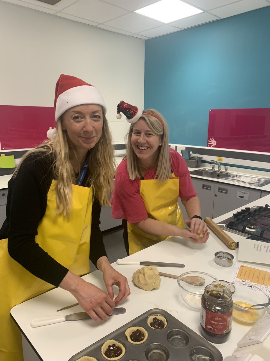 MissStanleyPE's tweet photo. The final of Darwen Vale Bake Off this evening! Another amazing job by Miss Gardner 👏🏼. Well done everyone for taking part and having some fun 👍🏼🎄#teamvale @DarwenVale @SartDvh https://t.co/5RTDcfz8fj