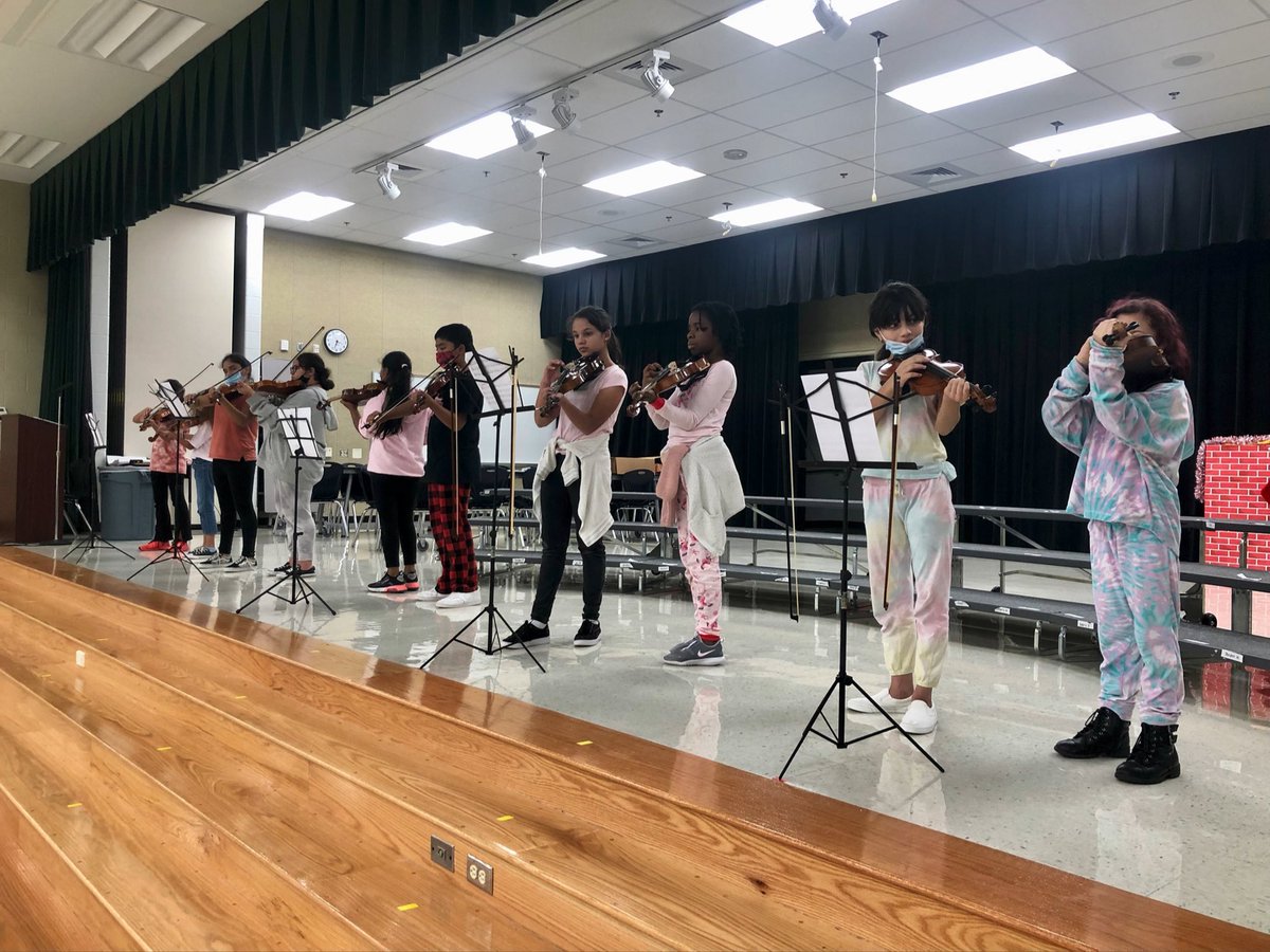 NISDMoraMusic's tweet photo. 5th grade violin students are working hard (even on pj day!) to get ready for our concert next week! 🎻 🎄 @NISDMoraES @NISD_FineArts @MaryelenaLara5 @LorettaCastanon https://t.co/lcnTghEGPD