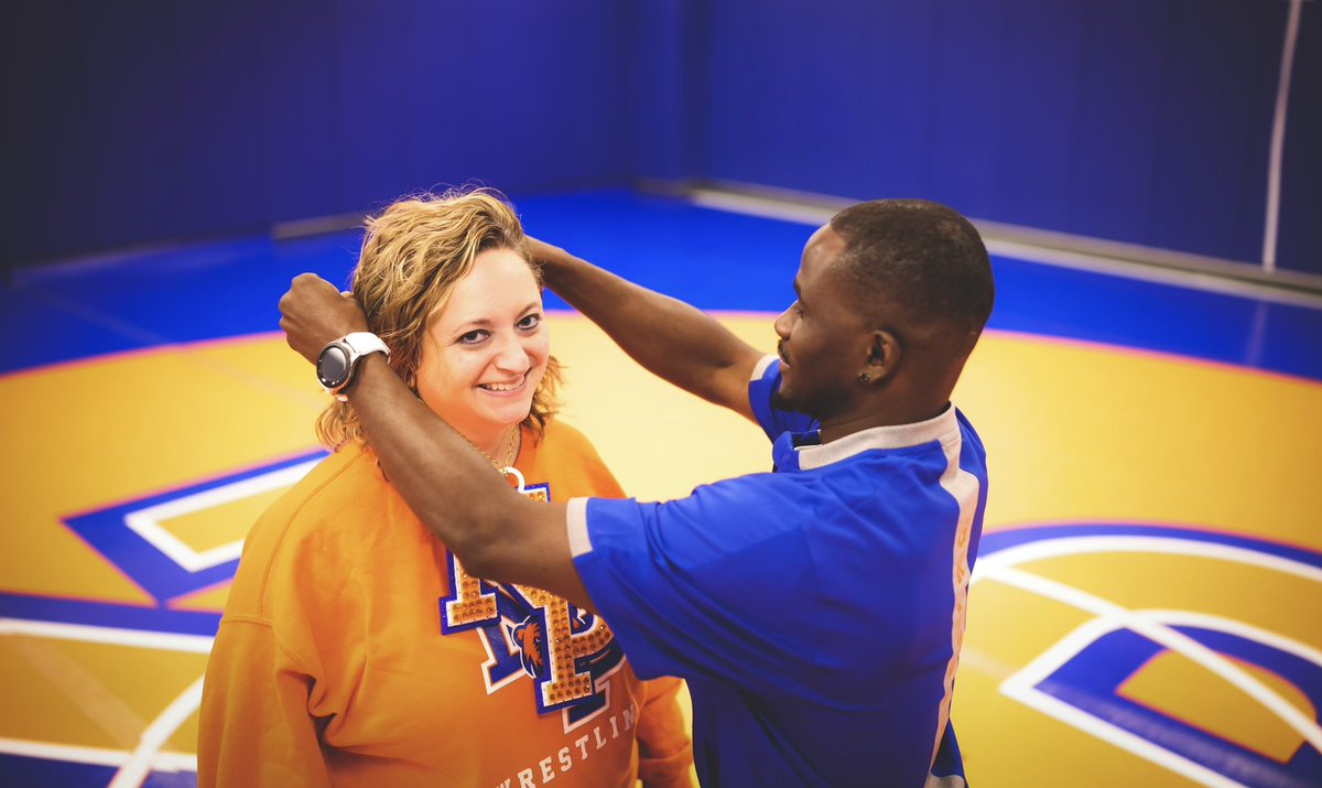 Dr_Shelmire's tweet photo. Iโve always wondered what it would be like to pin a Hall of Famer, @NP_JMoore!๐คฃ๐ช
Donโt forget to join us at FZN tonight starting at 5 pm to watch our girls wrestle in their 1st tournament!๐งก๐
#ItsTime #GirlsWrestling #NPProud #PinChain @NPGrizzlyWREST https://t.co/M2Bxdki9ON