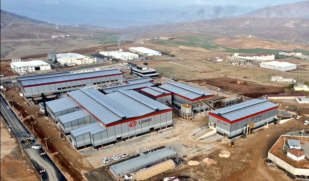 varank's tweet photo. Ülkemizin ihtiyacının yüzde 40'ını karşılayabilecek Türkiye'nin ilk cevherden çinko izabe tesisinin yarın Cumhurbaşkanımız tarafından Siirt'te açılacağını biliyor muydunuz?

Yıllardır maden olarak yurtdışını satılan Hakkarimizin çinko cevheri artık katma değerli ürüne dönüşecek. https://t.co/SU4gvVR7UZ