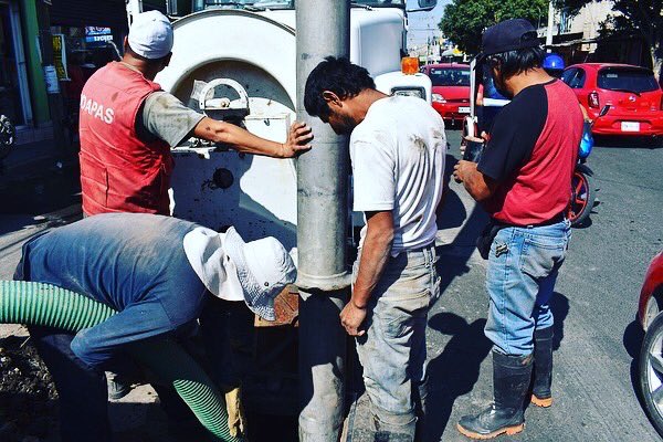 BuscaPorDentroA's tweet photo. Mantenimiento a red de agua en Acuitlapilco
El ODAPAS realiza mantenimiento de red de agua en Acuitlapilco.
Los trabajos consistieron en limpieza y sondeo de caja de válvula a presión de red de agua potable con equipo de succión presión en Av. Arca de Noé Esq. Bugambilias. https://t.co/Yws92qFThe