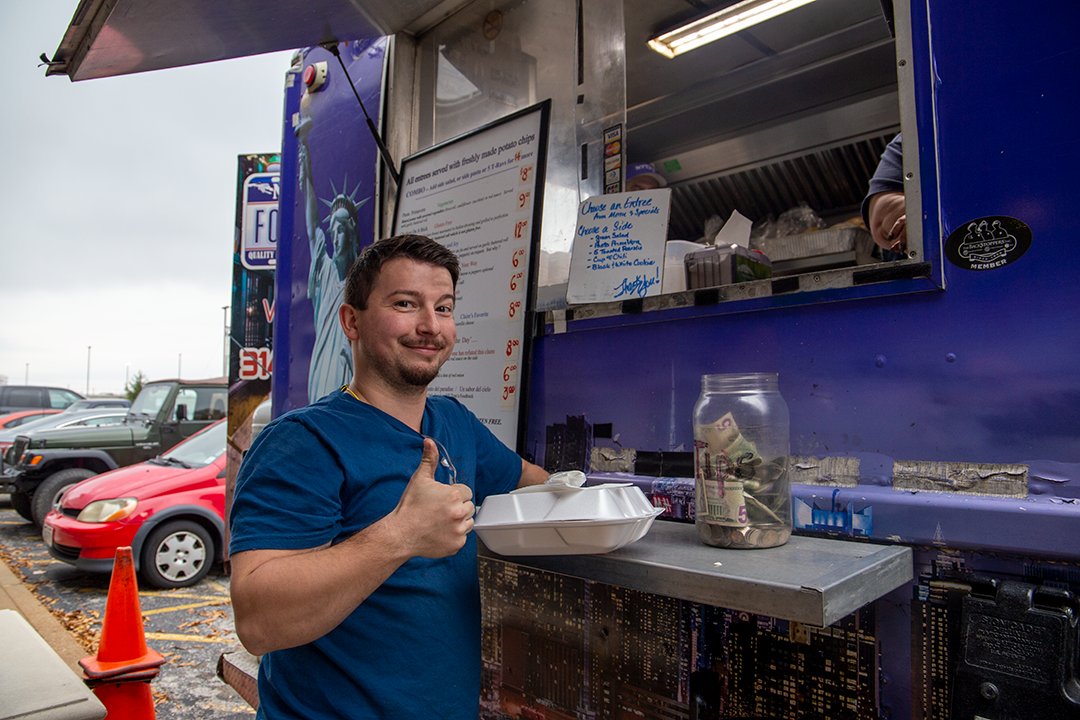 MidAmDisplay's tweet image. We are very proud of the all the hard work our employees do every day and a well-deserved thank you was in order.  We teamed up with @NYTFOODTRUCK 🗽 to provide that THANK YOU in the form of delicious and fresh cooked food. #foodtruck #thankyou #hardwork #food #steaksandwiches