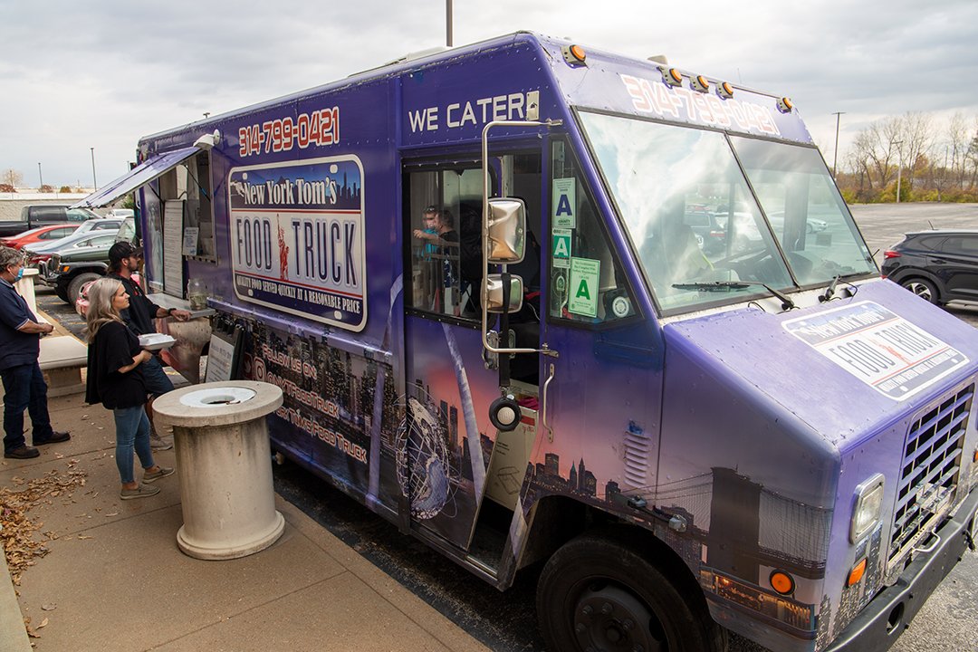 MidAmDisplay's tweet image. We are very proud of the all the hard work our employees do every day and a well-deserved thank you was in order.  We teamed up with @NYTFOODTRUCK 🗽 to provide that THANK YOU in the form of delicious and fresh cooked food. #foodtruck #thankyou #hardwork #food #steaksandwiches