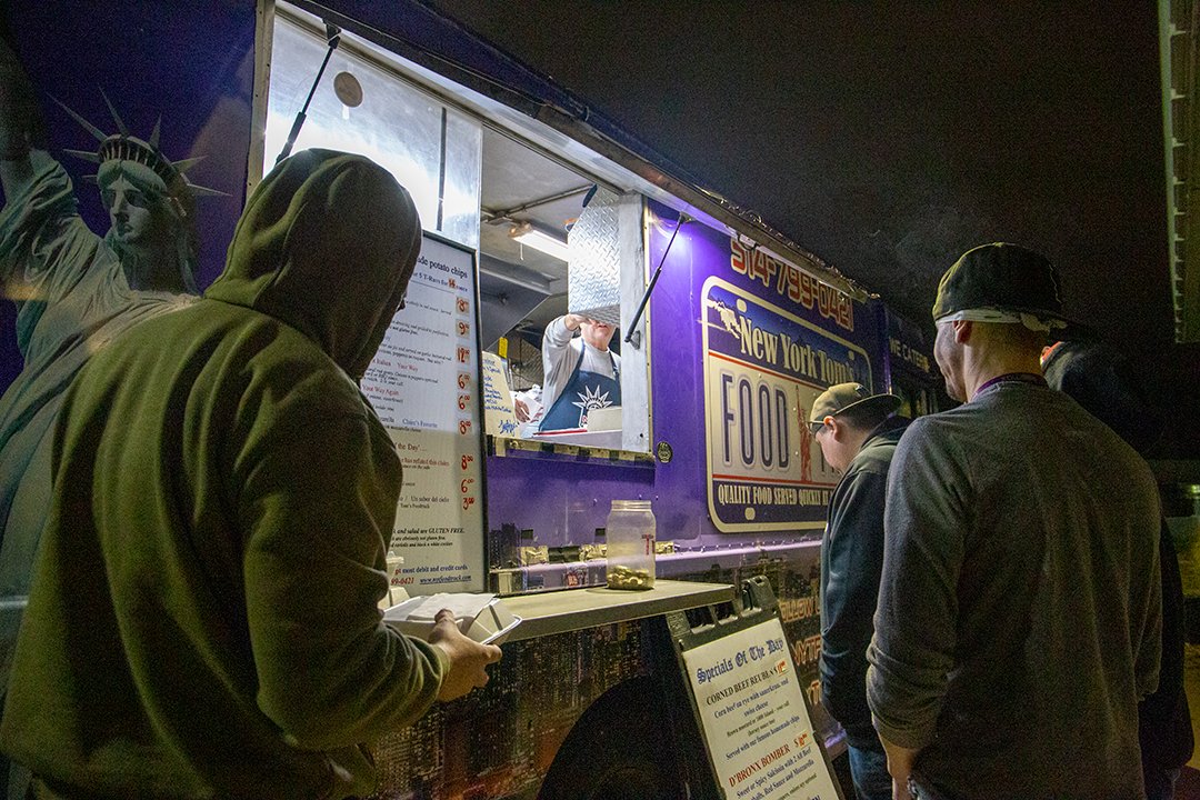 MidAmDisplay's tweet image. We are very proud of the all the hard work our employees do every day and a well-deserved thank you was in order.  We teamed up with @NYTFOODTRUCK 🗽 to provide that THANK YOU in the form of delicious and fresh cooked food. #foodtruck #thankyou #hardwork #food #steaksandwiches