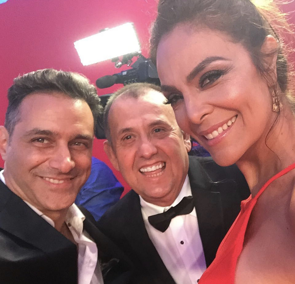 manfredoschmidt's tweet photo. Dos grandes amigos, muy queridos son esta amorosa pareja de maravillosos actores la bella Gloria Peralta y el galán Omar Germenos @GloriaPeralta #GloriaPeralta @OmarGermenos #OmarGermenos, en la Alfombra Roja en Miami, los quiero, tienen una hermosa familia y son muy altruistas https://t.co/VvDsuT807W
