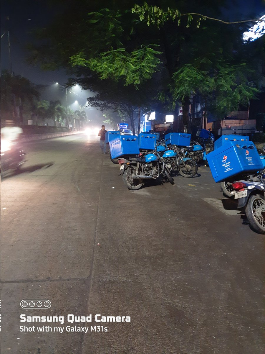 JarandeYash's tweet photo. This is road or parking place 🤔 
@dominos https://t.co/EcR1tLTg3X