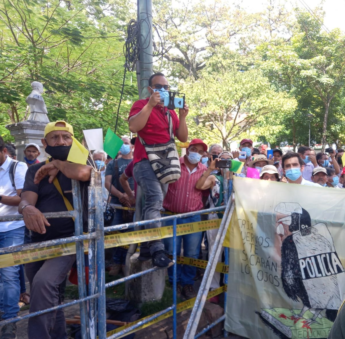 El <a href="/PactoCol/">Pacto Histórico Oficial</a> llegó a San Gil de la mano de <a href="/petrogustavo/">Gustavo Petro</a>, <a href="/GA_Jaramillo/">Guillermo Jaramillo</a> y <a href="/velascoluisf/">Luis Fernando Velasco Chaves 🚩</a>, estamos construyendo un país para todos los sectores. Por una Colombia con paz y justicia social #PetroPresidente2022. #PetroEnSanGil