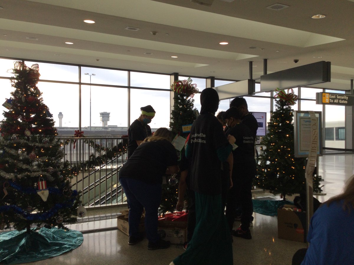 IAD_Ambassadors's tweet photo. LT  Yay!  3 more schools came to decorate 🎄🎄 @Dulles_Airport!  @RockRidgeHigh @BDHSNews &amp; @Cornerstonesva   5 🎄decorated, 4 more to go! Thanks to all those who came/are coming out to make our airport a bit more festive! https://t.co/a2InXV4as0