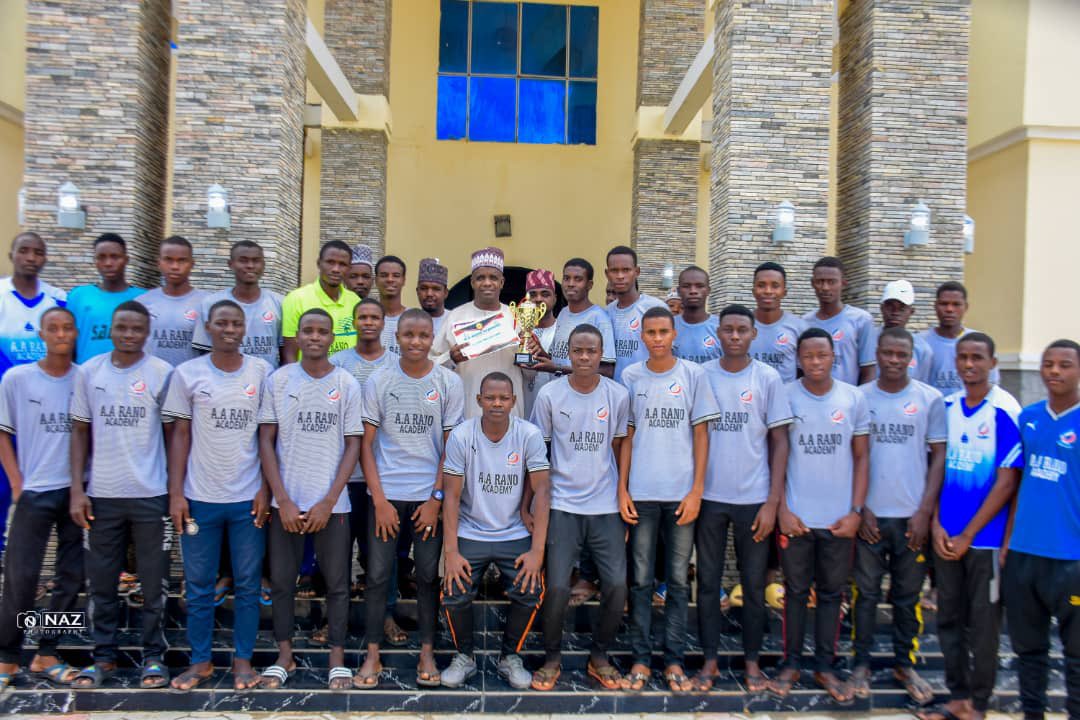 aaranoacademy's tweet photo. The boys with Chairman AA Rano Nigeria Limited, Alhaji Auwalu Abdullahi Rano. 💯 https://t.co/xRjjeO0Wyy