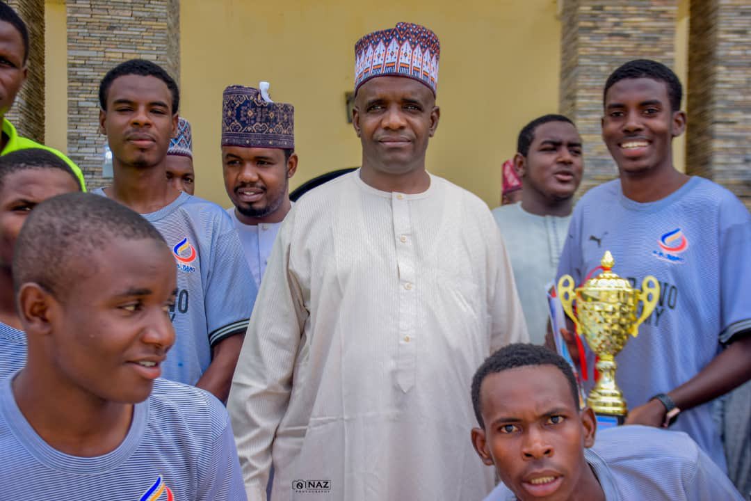 aaranoacademy's tweet photo. The boys with Chairman AA Rano Nigeria Limited, Alhaji Auwalu Abdullahi Rano. 💯 https://t.co/xRjjeO0Wyy