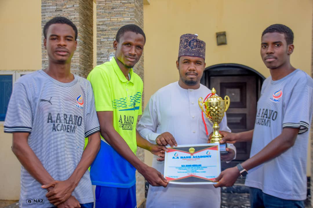 aaranoacademy's tweet photo. The boys with Chairman AA Rano Nigeria Limited, Alhaji Auwalu Abdullahi Rano. 💯 https://t.co/xRjjeO0Wyy