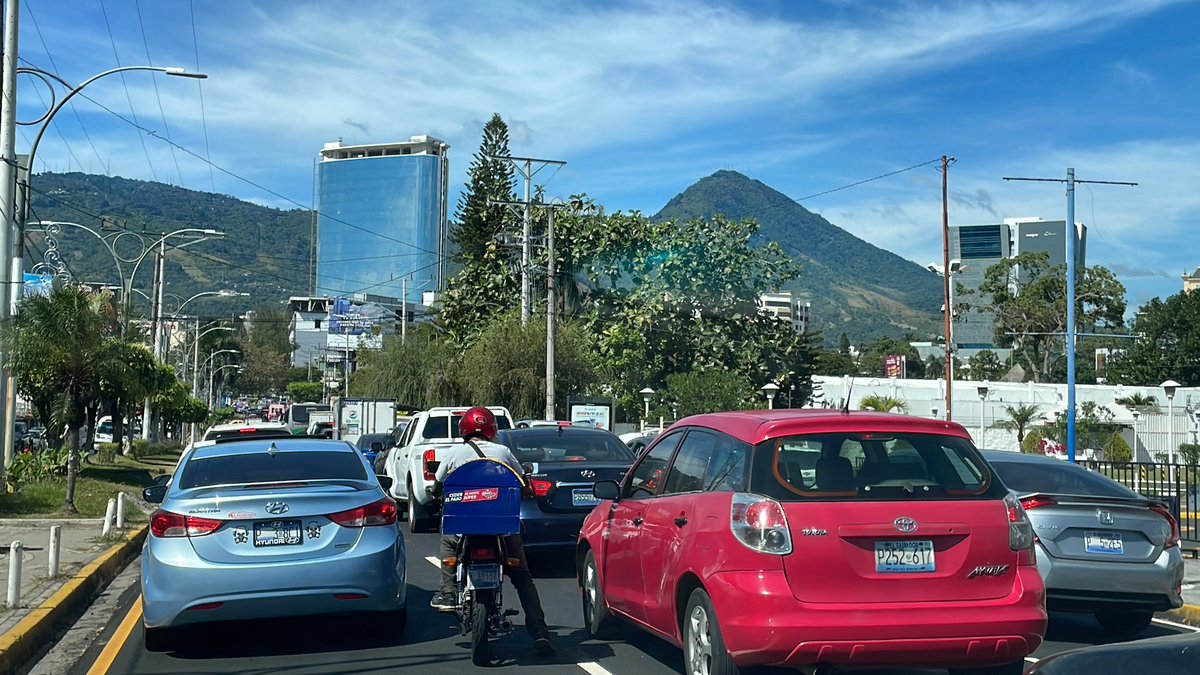 LPiri's tweet photo. Caos y carril cerrado por el hospital El Salvador! #TraficoSV https://t.co/9VOKNyYJn2