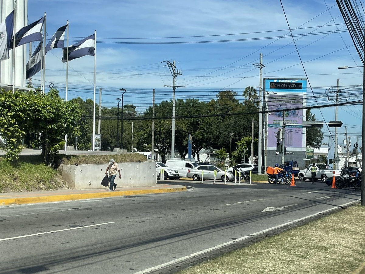 LPiri's tweet photo. Caos y carril cerrado por el hospital El Salvador! #TraficoSV https://t.co/9VOKNyYJn2