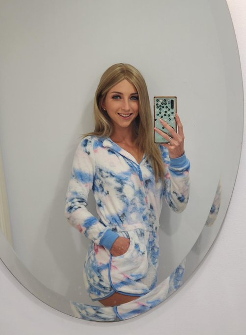 On set with....cant tell you yet lol😁🤗😘 https://t.co/DkobxpUy18