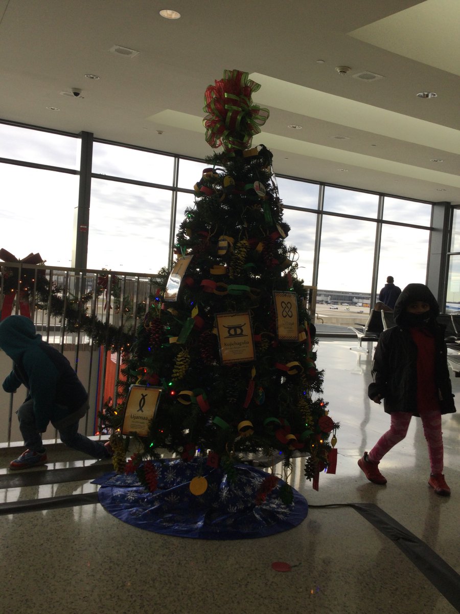 IAD_Ambassadors's tweet photo. LT  Yay!  3 more schools came to decorate 🎄🎄 @Dulles_Airport!  @RockRidgeHigh @BDHSNews &amp; @Cornerstonesva   5 🎄decorated, 4 more to go! Thanks to all those who came/are coming out to make our airport a bit more festive! https://t.co/a2InXV4as0
