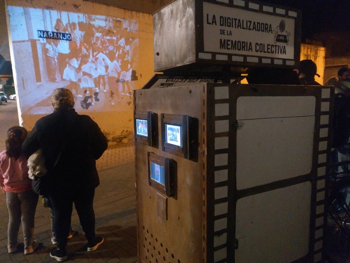 espiguemos's tweet photo. 📣Acabamos nuestro recorrido en la AAVV Estrella Andaluza de #LaBachillera, donde proyectamos todos los videos con las vecinas y vecinos. 🤗 Gracias a todos por participar en la digitalizadora de la #memoriacolectiva📽️ con vuestras imágenes ¡Seguimos! https://t.co/CbpuEq6sFm