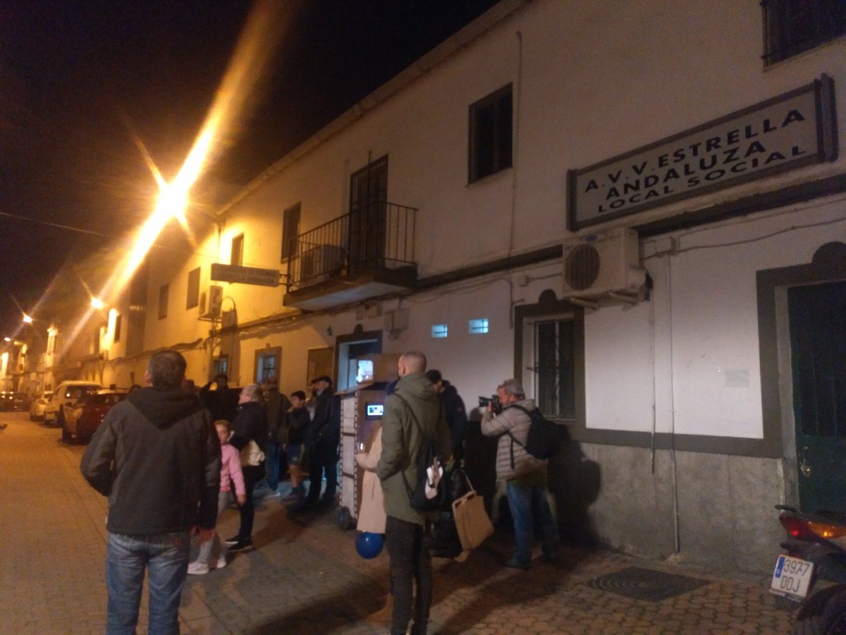 espiguemos's tweet photo. 📣Acabamos nuestro recorrido en la AAVV Estrella Andaluza de #LaBachillera, donde proyectamos todos los videos con las vecinas y vecinos. 🤗 Gracias a todos por participar en la digitalizadora de la #memoriacolectiva📽️ con vuestras imágenes ¡Seguimos! https://t.co/CbpuEq6sFm