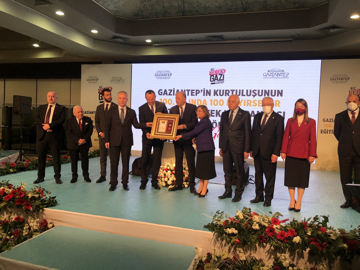 SermetAtay's tweet photo. Cumhurbaşkanı sayın Recep Tayyip Erdoğan’ın da katıldığı Haliç Kongre Merkezi’nde düzenlenen Gaziantep’in kurtuluşunun 100. Yılında 100 hayırsever eğitime destek kampanyası ödül törenindeyiz. Hayırsever iş insanlarına ödüllerini verdik. #bu100’den Gazi Antep #Gaziantep https://t.co/HrDOl5Mhxk