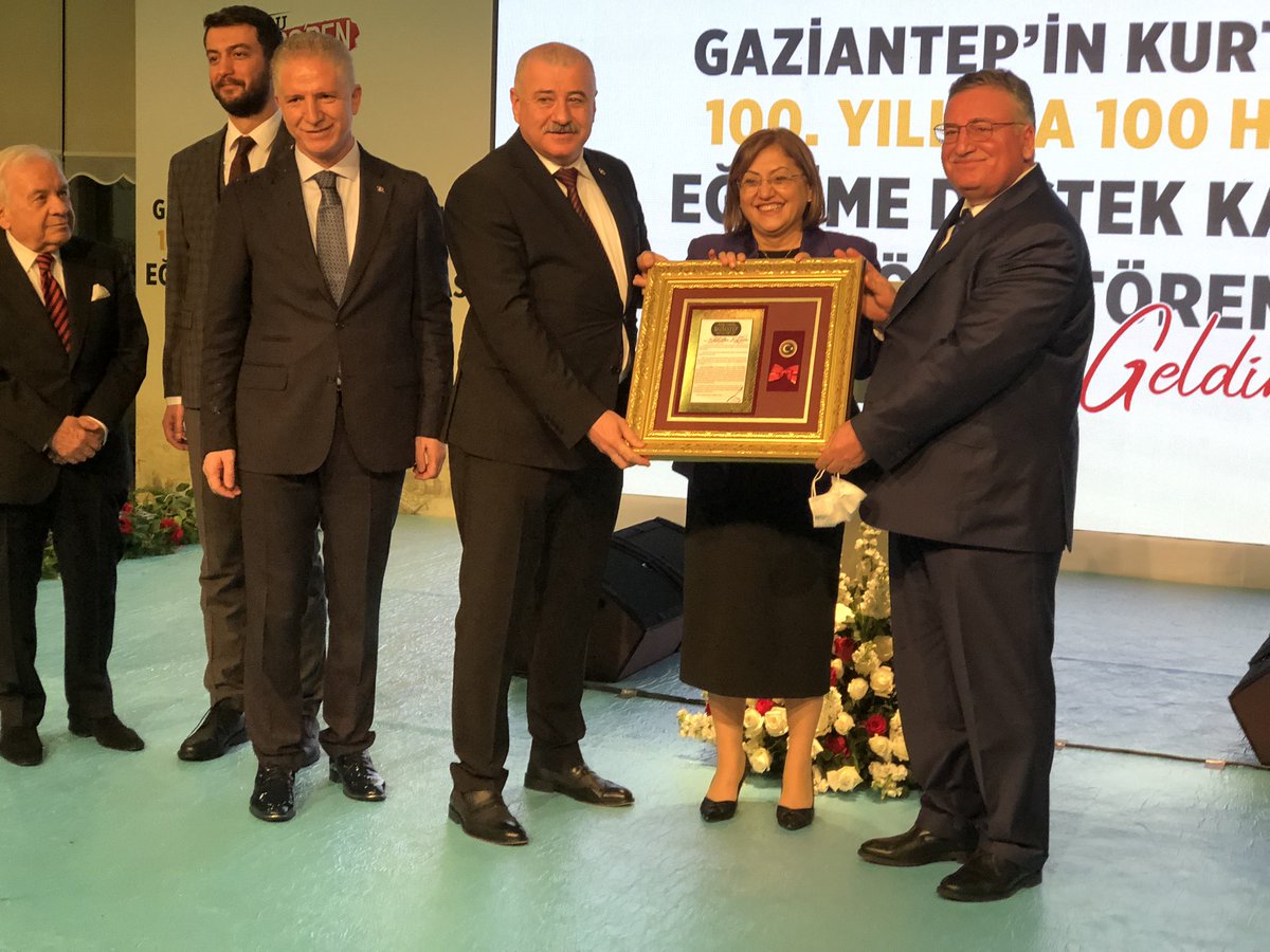 SermetAtay's tweet photo. Cumhurbaşkanı sayın Recep Tayyip Erdoğan’ın da katıldığı Haliç Kongre Merkezi’nde düzenlenen Gaziantep’in kurtuluşunun 100. Yılında 100 hayırsever eğitime destek kampanyası ödül törenindeyiz. Hayırsever iş insanlarına ödüllerini verdik. #bu100’den Gazi Antep #Gaziantep https://t.co/HrDOl5Mhxk