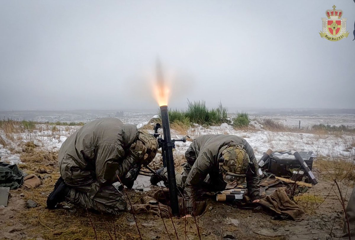 Bvr5Li's tweet photo. This week, two teams of our battalion went live firing with their 60mm mortars in Camp Elsenborn. They were supported by the Infantry School.

#Bvr5Li #ProudBelgianSoldier #ccland https://t.co/jf4BFNXK4E