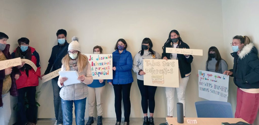 mariabrunob's tweet photo. Avui 3 de desembre els i les joves  #inclusiojove de @fundesplai amb el suport de @AjCastelldefels han organitzat una campanya de sensibilització per apropar-se a la ciutadania del municipi per trencar estereotips sobre la diversitat funcional #3desembre #inclusio #drets https://t.co/6WlKgUBFpE