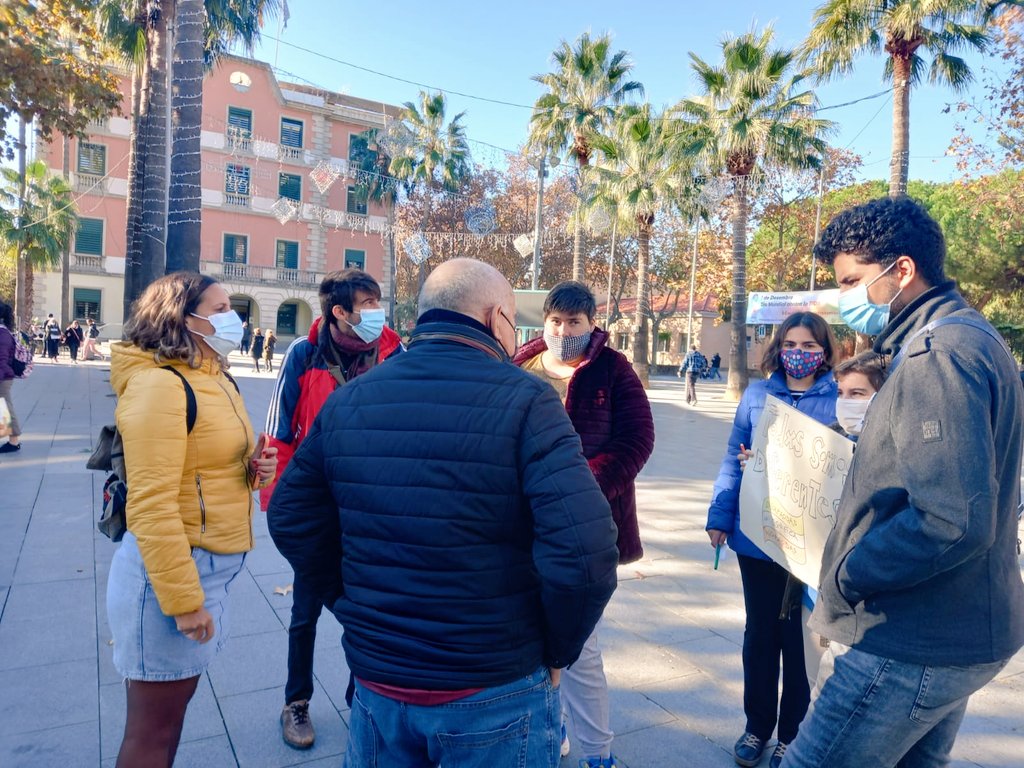 mariabrunob's tweet photo. Avui 3 de desembre els i les joves  #inclusiojove de @fundesplai amb el suport de @AjCastelldefels han organitzat una campanya de sensibilització per apropar-se a la ciutadania del municipi per trencar estereotips sobre la diversitat funcional #3desembre #inclusio #drets https://t.co/6WlKgUBFpE