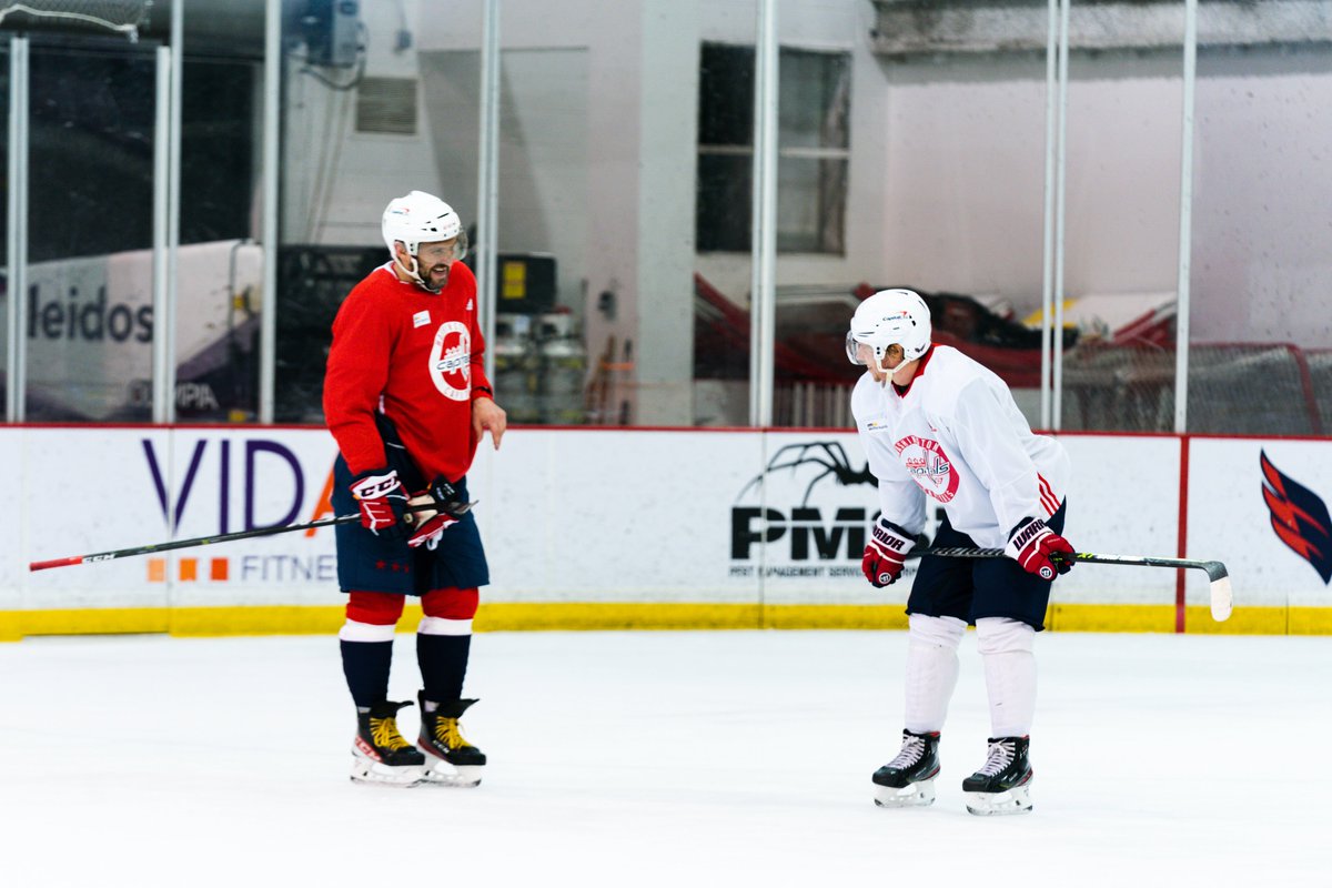 Capitals's tweet photo. 𝙘𝙖𝙣 𝙮𝙤𝙪 𝙛𝙚𝙚𝙡 𝙩𝙝𝙚 𝙡𝙤𝙫𝙚 𝙩𝙤𝙣𝙞𝙜𝙝𝙩 https://t.co/KB3buxHTiG