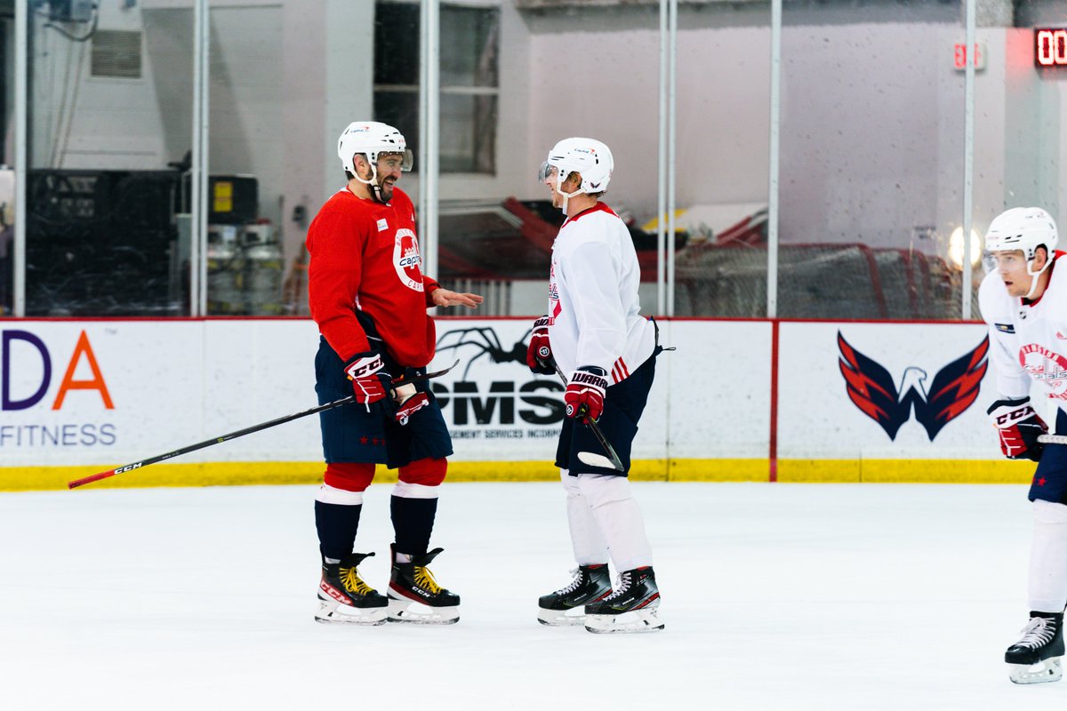 Capitals's tweet photo. 𝙘𝙖𝙣 𝙮𝙤𝙪 𝙛𝙚𝙚𝙡 𝙩𝙝𝙚 𝙡𝙤𝙫𝙚 𝙩𝙤𝙣𝙞𝙜𝙝𝙩 https://t.co/KB3buxHTiG