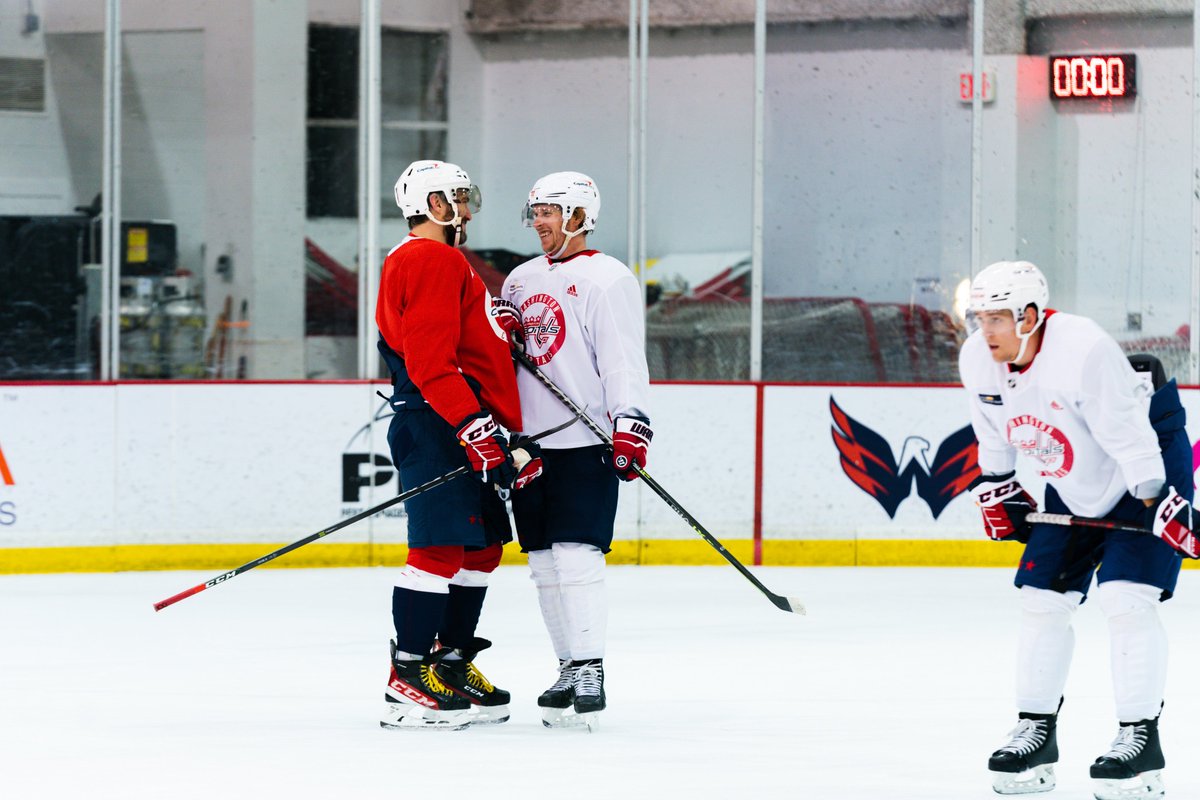 Capitals's tweet photo. 𝙘𝙖𝙣 𝙮𝙤𝙪 𝙛𝙚𝙚𝙡 𝙩𝙝𝙚 𝙡𝙤𝙫𝙚 𝙩𝙤𝙣𝙞𝙜𝙝𝙩 https://t.co/KB3buxHTiG