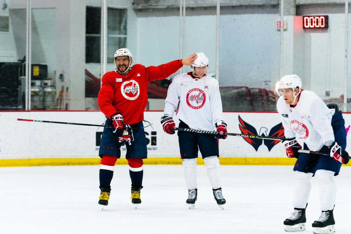 Capitals's tweet photo. 𝙘𝙖𝙣 𝙮𝙤𝙪 𝙛𝙚𝙚𝙡 𝙩𝙝𝙚 𝙡𝙤𝙫𝙚 𝙩𝙤𝙣𝙞𝙜𝙝𝙩 https://t.co/KB3buxHTiG
