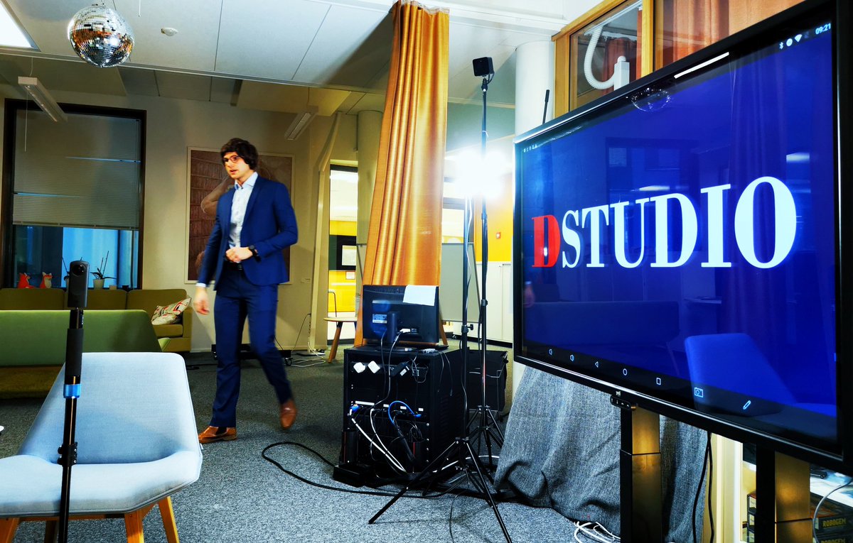 DIGIDEMOhanke's tweet image. DIGIDEMO-kuvauksia jatkettiin tällä kertaa Jyväskylän OKL:ssä, niin D-studion kuin virtuaalisen lähetekeskustelun lavasteissa 🤩 Mielettömät kiitokset @jyu_okl porukka kun osallistuitte hankkeemme toteutukseen! 🙏🏻👏🏻✌🏻 #digidemo #demokratiakasvatus #lops2021 #dstudio #jyuokl