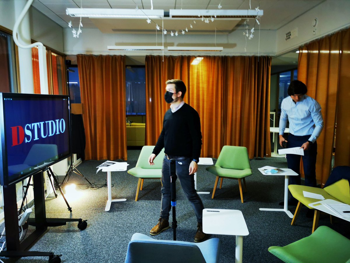 DIGIDEMOhanke's tweet image. DIGIDEMO-kuvauksia jatkettiin tällä kertaa Jyväskylän OKL:ssä, niin D-studion kuin virtuaalisen lähetekeskustelun lavasteissa 🤩 Mielettömät kiitokset @jyu_okl porukka kun osallistuitte hankkeemme toteutukseen! 🙏🏻👏🏻✌🏻 #digidemo #demokratiakasvatus #lops2021 #dstudio #jyuokl