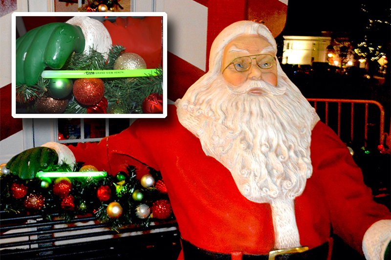 🌲 Santa Claus is coming to #Perkasie… and he’s bringing his Grand View Health glowstick with him! You can get your free glowstick at the Grand View Health Auxiliary stand on N. 7th Street during Saturday night’s Tree Lighting Ceremony from 5 – 8 p.m. See you there!