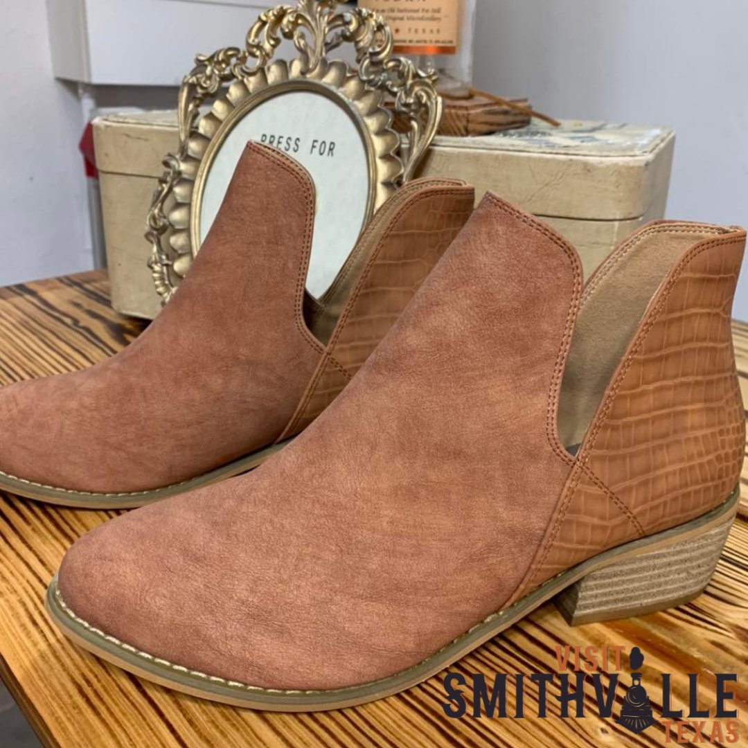 Smithville_tx's tweet photo. These boots are made for walking...down Main Street in Smithville, Texas and everywhere else.  Stop in to Golden Girls Boutique to pick up your pair and many other great selections.  

#SmithvilleTx #VisitSmithvilleTx #ShopLocal #SupportSmall https://t.co/aP2RFVkayn