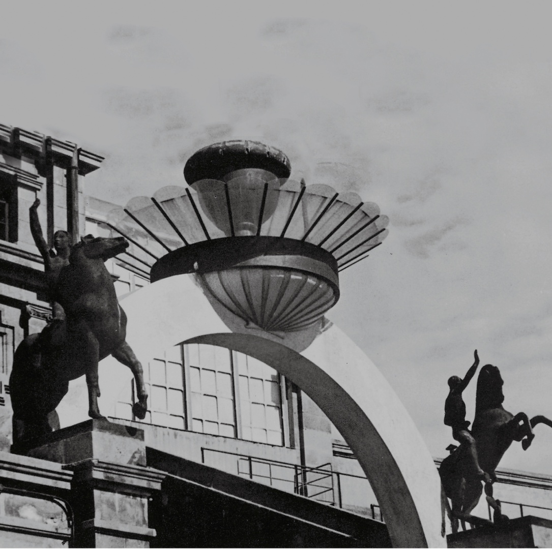 Los jinetes restaurados 🐎 fueron trasladados en 1981 a las puertas del Palacio de la Virreina, en la #Rambla barcelonesa. Después, en 1989, regresaron definitivamente al #EstadioOlímpicoMontjuic, que desde 1992 añadió a su nombre el apellido «Olímpico».